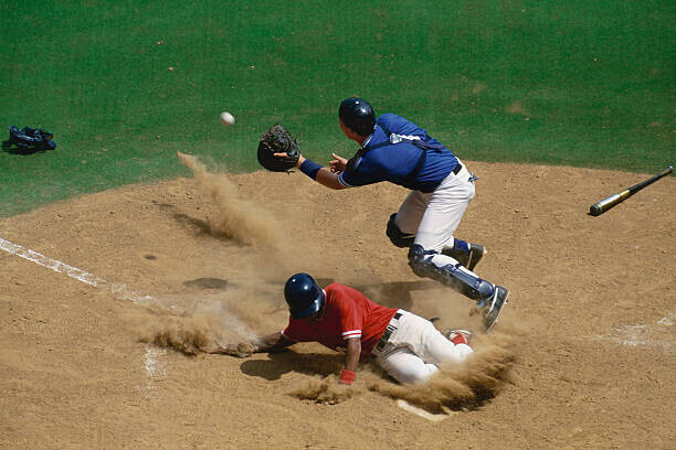 David Madison Plakát, Obraz - Baseball catcher fielding ball as base, David Madison, 40 × 26.7 cm