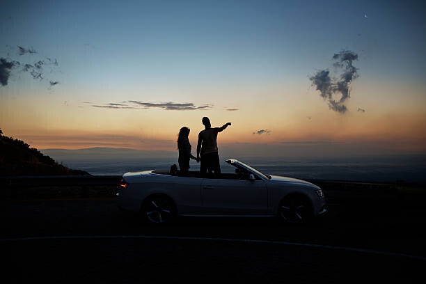 Klaus Vedfelt Plakát, Obraz - Couple holding hands and looking at sunset, Klaus Vedfelt, 40 × 26.7 cm