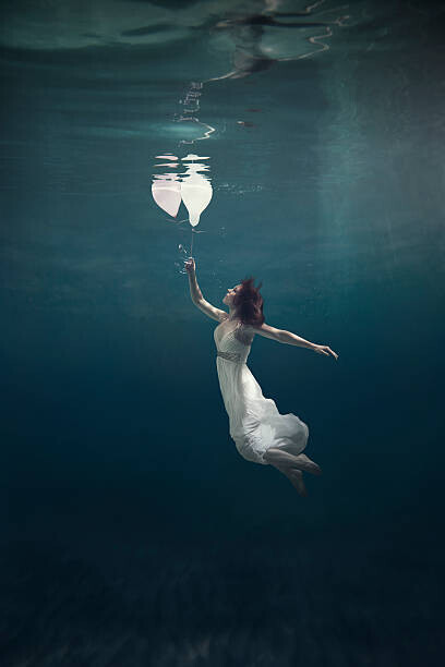 Mark Mawson Plakát, Obraz - girl underwater with balloons, Mark Mawson, 26.7 × 40 cm