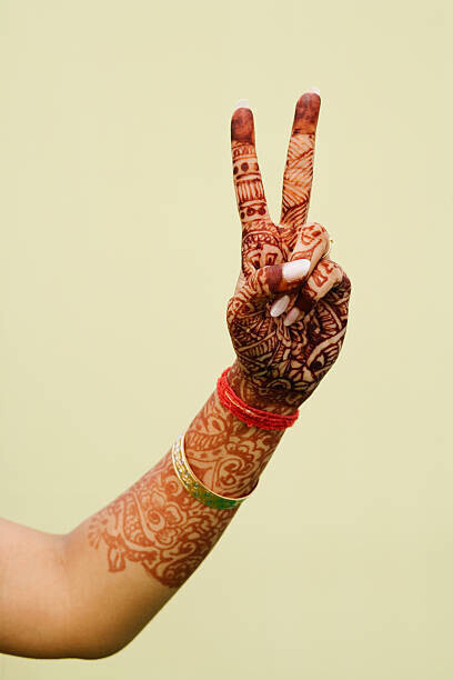 photosindia Plakát, Obraz - Close-up of a woman's hand with a peace sign, photosindia, 26.7 × 40 cm