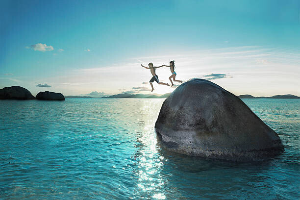 Gary John Norman Plakát, Obraz - Two kids holding hands jumping off rock into sea, Gary John Norman, 40 × 26.7 cm