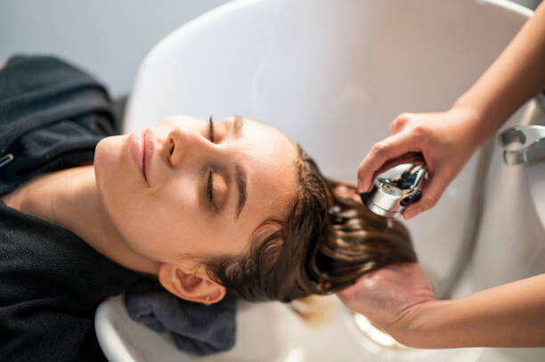 Nitat Termmee Plakát, Obraz - Young women customer washing her hair, Nitat Termmee, 40 × 26.7 cm