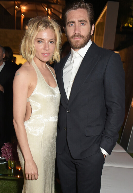 David M. Benett Plakát, Obraz - Sienna Miller and Jake Gyllenhaal, 26.7 × 40 cm
