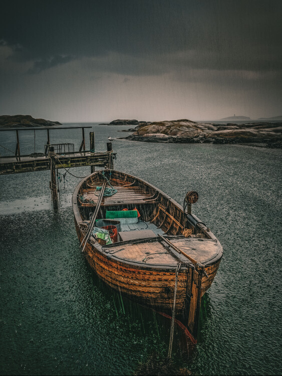 Dan Larsson Plakát, Obraz - Old fishingboat in the rain, Dan Larsson, 30 × 40 cm