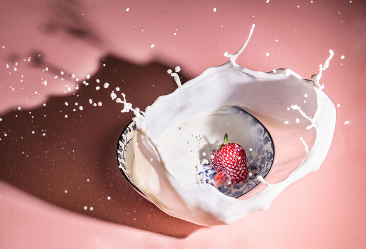 Grace Qian Guo Plakát, Obraz - Strawberry fall into the milk trap, Grace Qian Guo, 40 × 26.7 cm