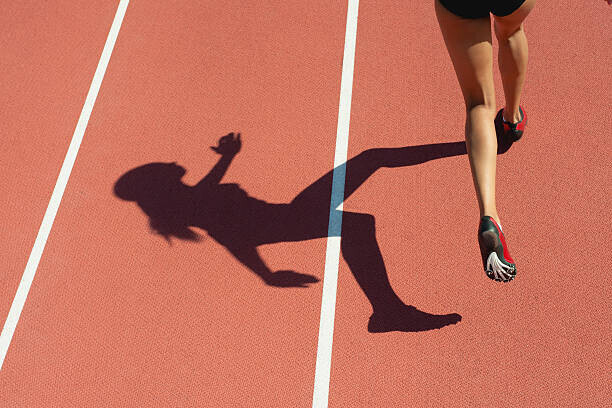 PhotoAlto/Odilon Dimier Plakát, Obraz - Female athlete running on track, low, PhotoAlto/Odilon Dimier, 40 × 26.7 cm
