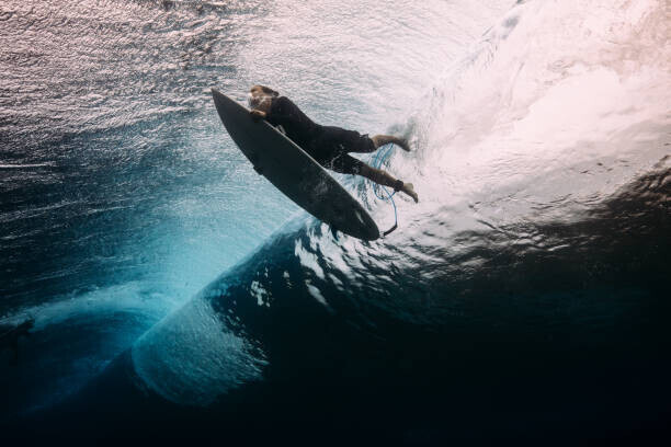 Matt Porteous Plakát, Obraz - Surfer dives beneath a wave, Matt Porteous, 40 × 26.7 cm