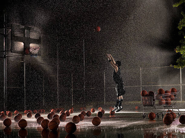 Adam Weiss Plakát, Obraz - Man shooting basketball at night in, Adam Weiss, 40 × 30 cm