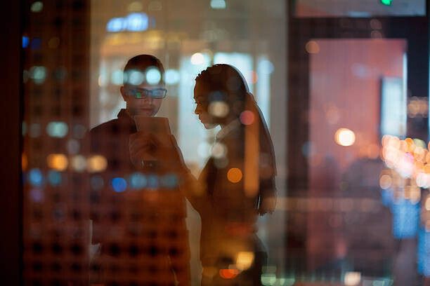 Shannon Fagan Plakát, Obraz - Coworkers looking at tablet in office, Shannon Fagan, 40 × 26.7 cm