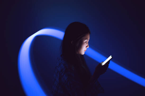 Qi Yang Plakát, Obraz - Young Asian woman using smartphone on, Qi Yang, 40 × 26.7 cm