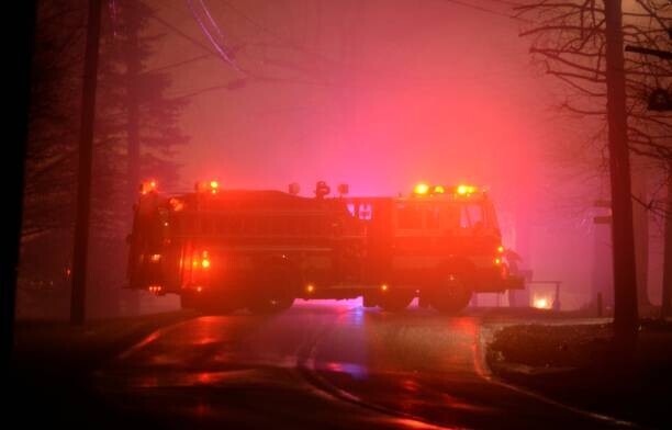 William Weikert Plakát, Obraz - Fire truck glow, William Weikert, 40 × 26.7 cm