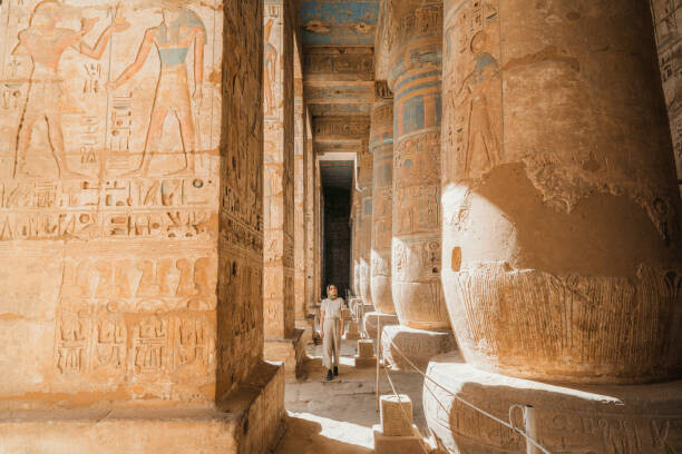 Oleh_Slobodeniuk Plakát, Obraz - Woman walking in the ancient Egyptian, Oleh_Slobodeniuk, 40 × 26.7 cm
