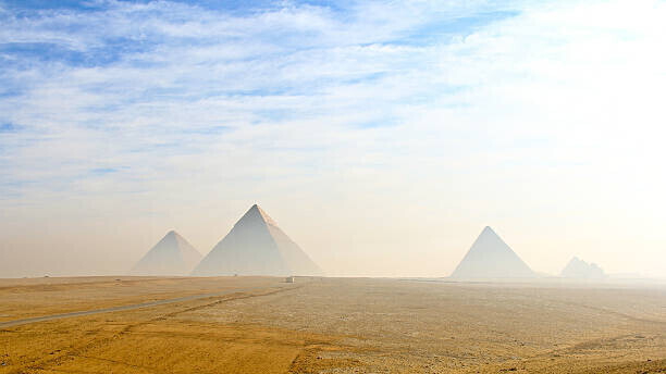 Kanwal Sandhu Plakát, Obraz - The Giza pyramids viewed from distance, Kanwal Sandhu, 40 × 22.2 cm