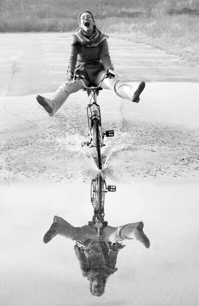 RelaxFoto.de Plakát, Obraz - Ecstatic screaming mid adult woman cycling, RelaxFoto.de, 26.7 × 40 cm