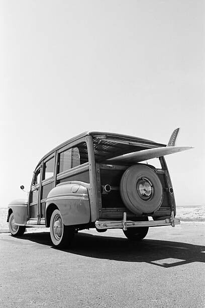 skodonnell Plakát, Obraz - Old Woodie Station Wagon with Surfboard, skodonnell, 26.7 × 40 cm