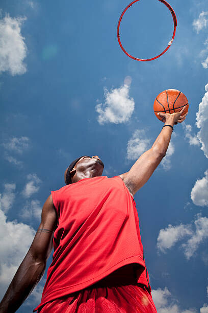 Johannes Kroemer Plakát, Obraz - Basketball player shooting basket, view from below, Johannes Kroemer, 26.7 × 40 cm