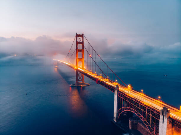 Ian.CuiYi Plakát, Obraz - Red Golden Gate Bridge under a foggy sky (Dusk), Ian.CuiYi, 40 × 30 cm