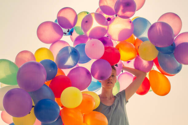 Vizerskaya Plakát, Obraz - Young woman walking with many balloons, Vizerskaya, 40 × 26.7 cm