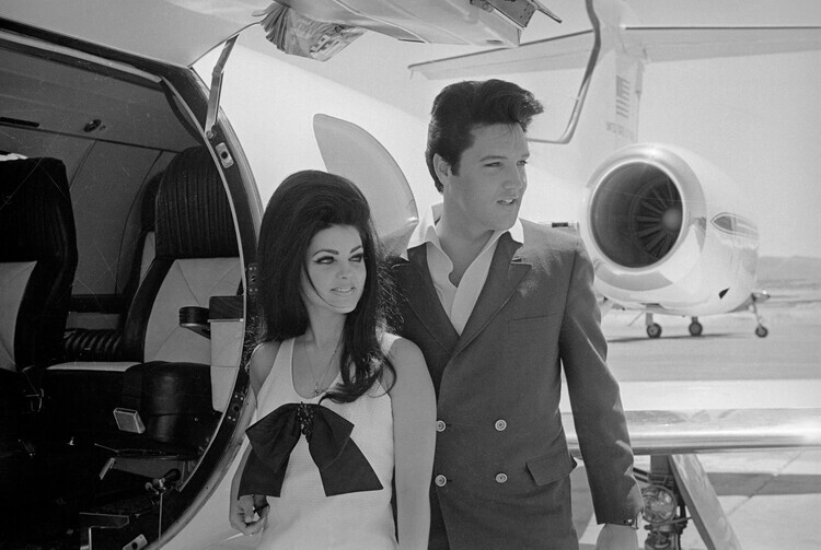 Bettmann Plakát, Obraz - Elvis and Priscilla Presley Posing near Airplane, 40 × 26.7 cm