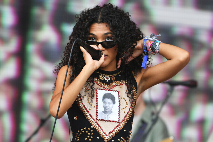 Jim Dyson Plakát, Obraz - Olivia Dean - Glastonbury Festival 2024, 40 × 26.7 cm