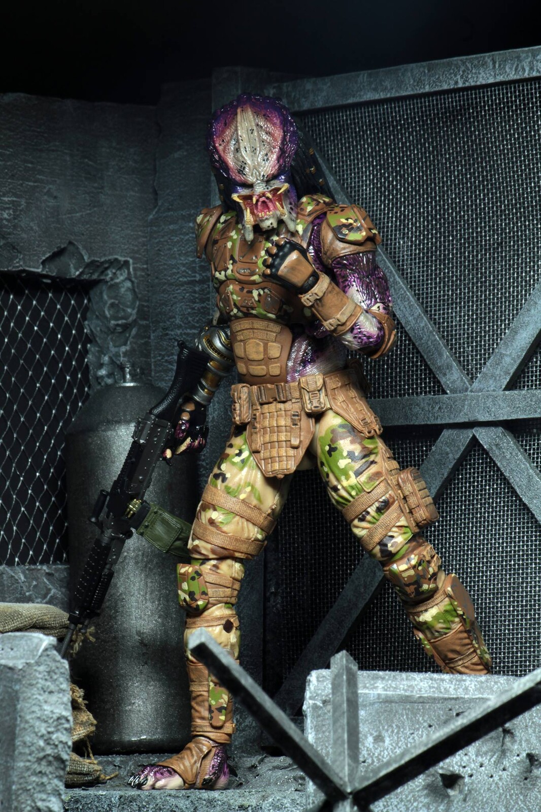 NECA | Predator 2018 - sběratelská figurka Emmisary Predator 20 cm
