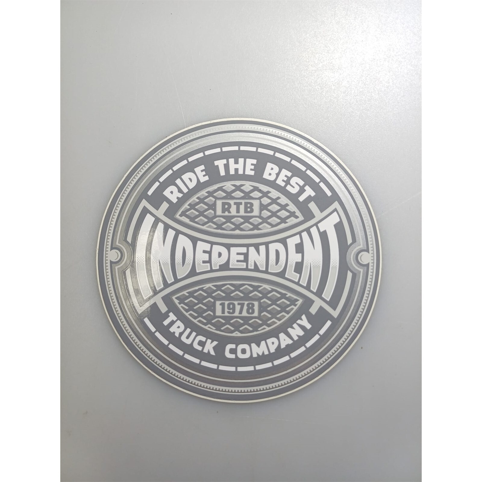 samolepka INDEPENDENT - Round logo grey (MULTI)