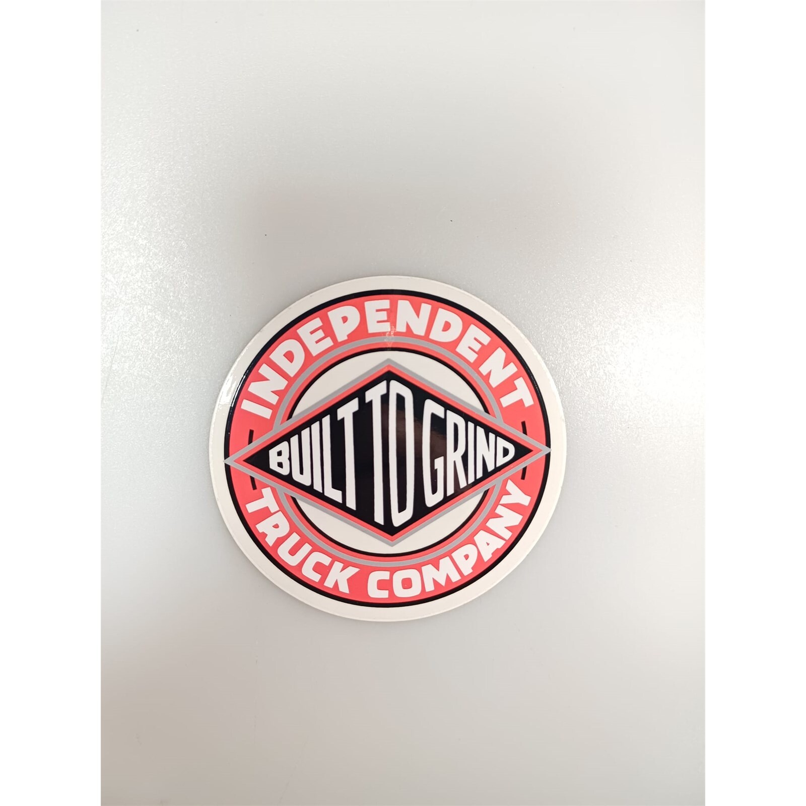 samolepka INDEPENDENT - Round logo red/white (MULTI) velikost: 8 cm