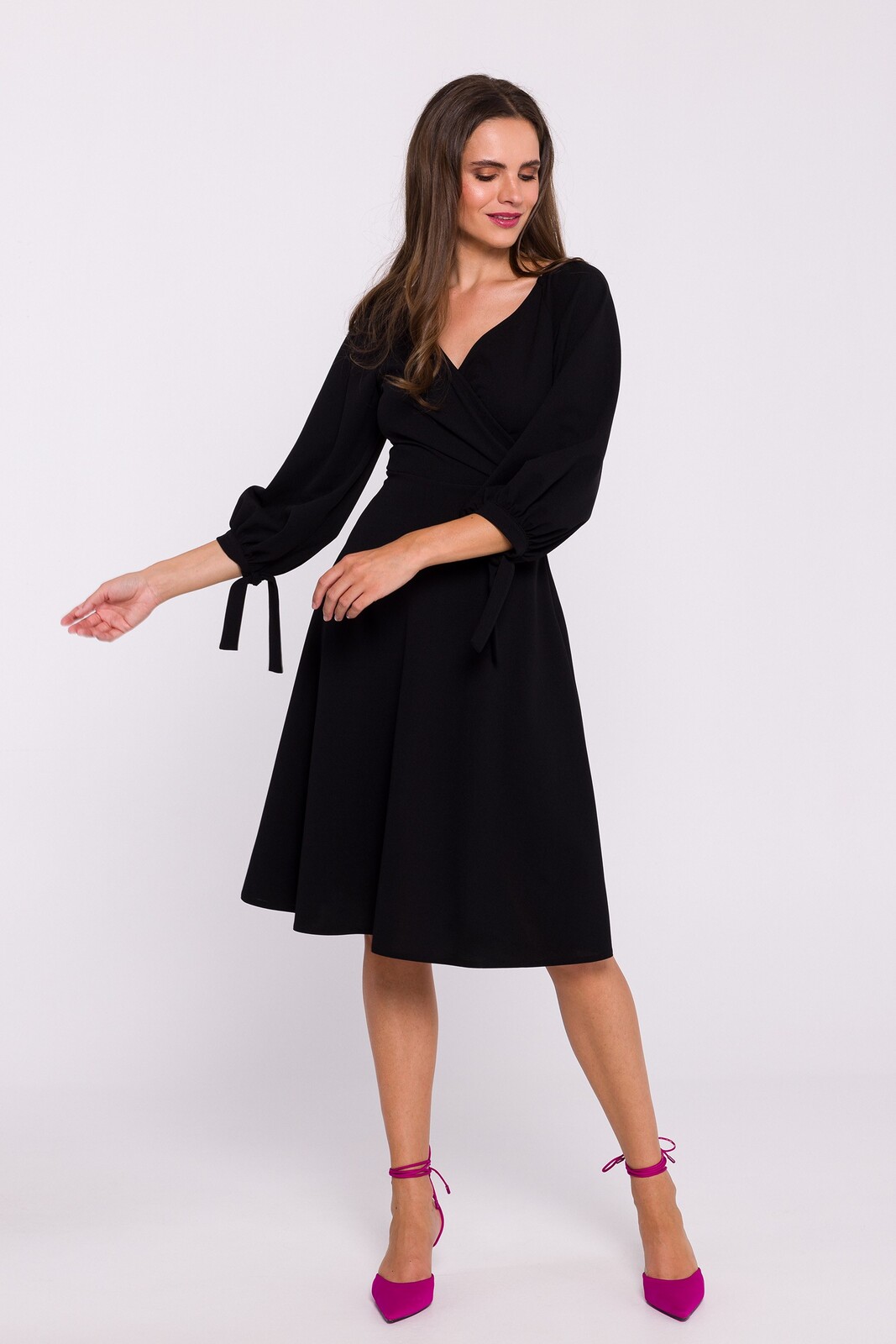 Stylove Woman's Flared dress with puff sleeves - black