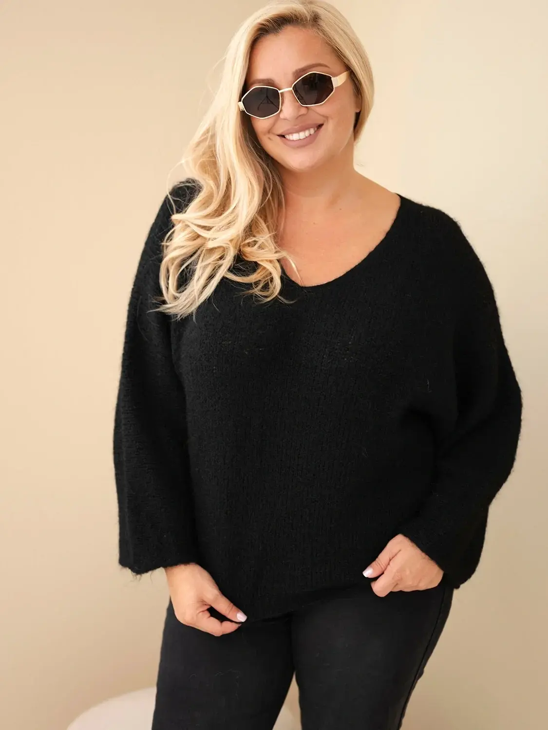 Plus size svetr s výstřihem do V a širokými rukávy černý