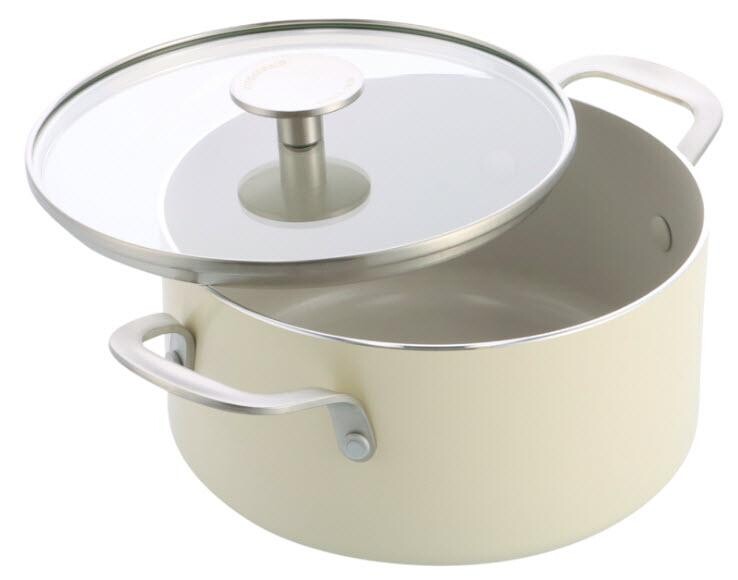KitchenAid hrnec s poklicí aluminium s keramickým nepřilnavým povrchem 24cm mandlová CC009738-001