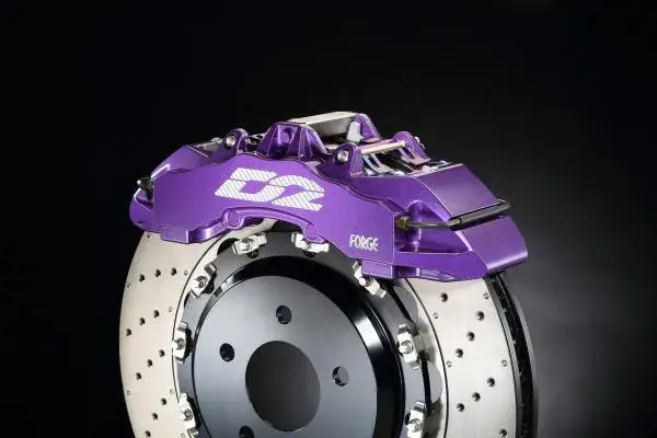 Přední brzdový kit D2 Racing pro Dodge Challenger (08-), 8-pístkové brzdiče, plovoucí kotouče 380x32mm