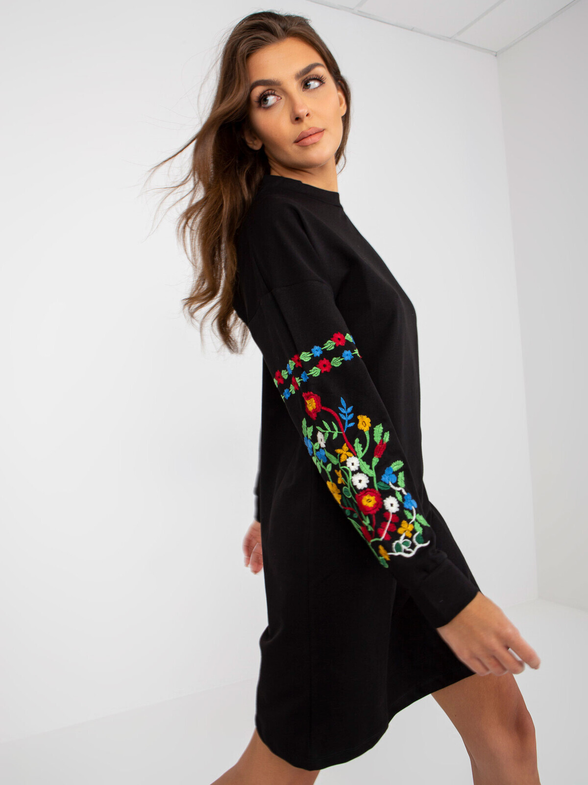 Dámské šaty Fashionhunters Embroidered