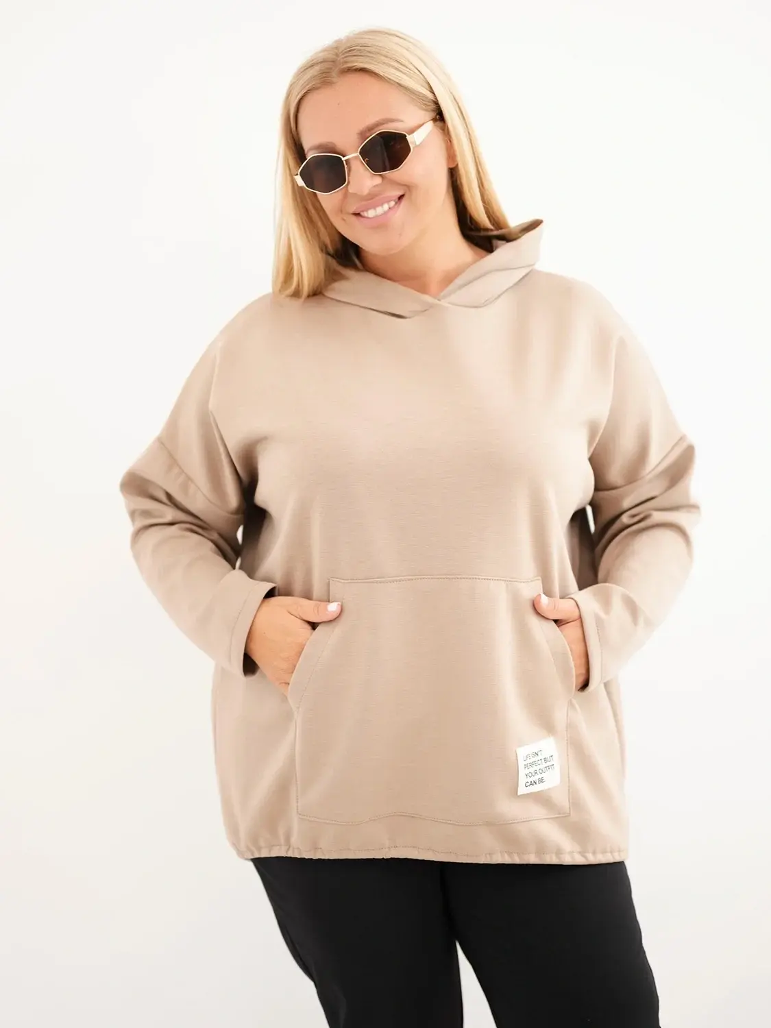 Plus size dámská mikina s kapsou klokánek, camel