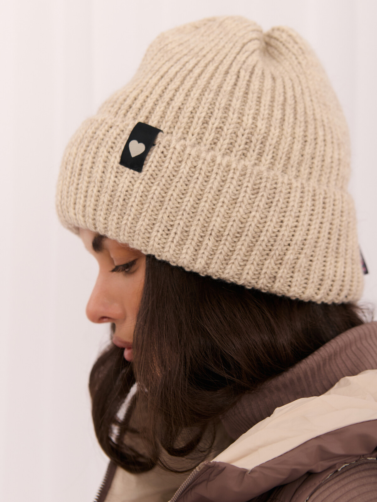 Béžová dámská čepice beanie s nášivkou srdce