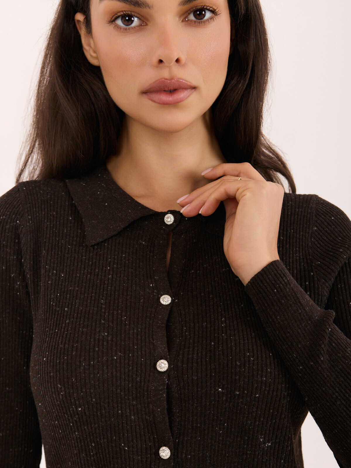 Hnědý svetr na zapínání s ozdobnými knoflíky