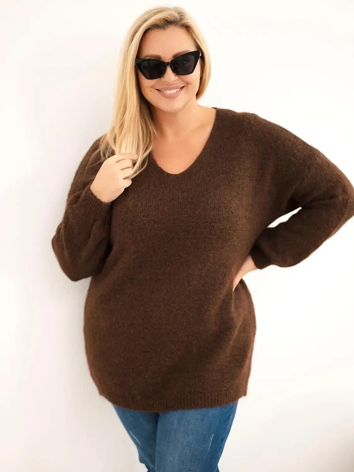 Plus size pletený svetr s vlnou a výstřihem do V