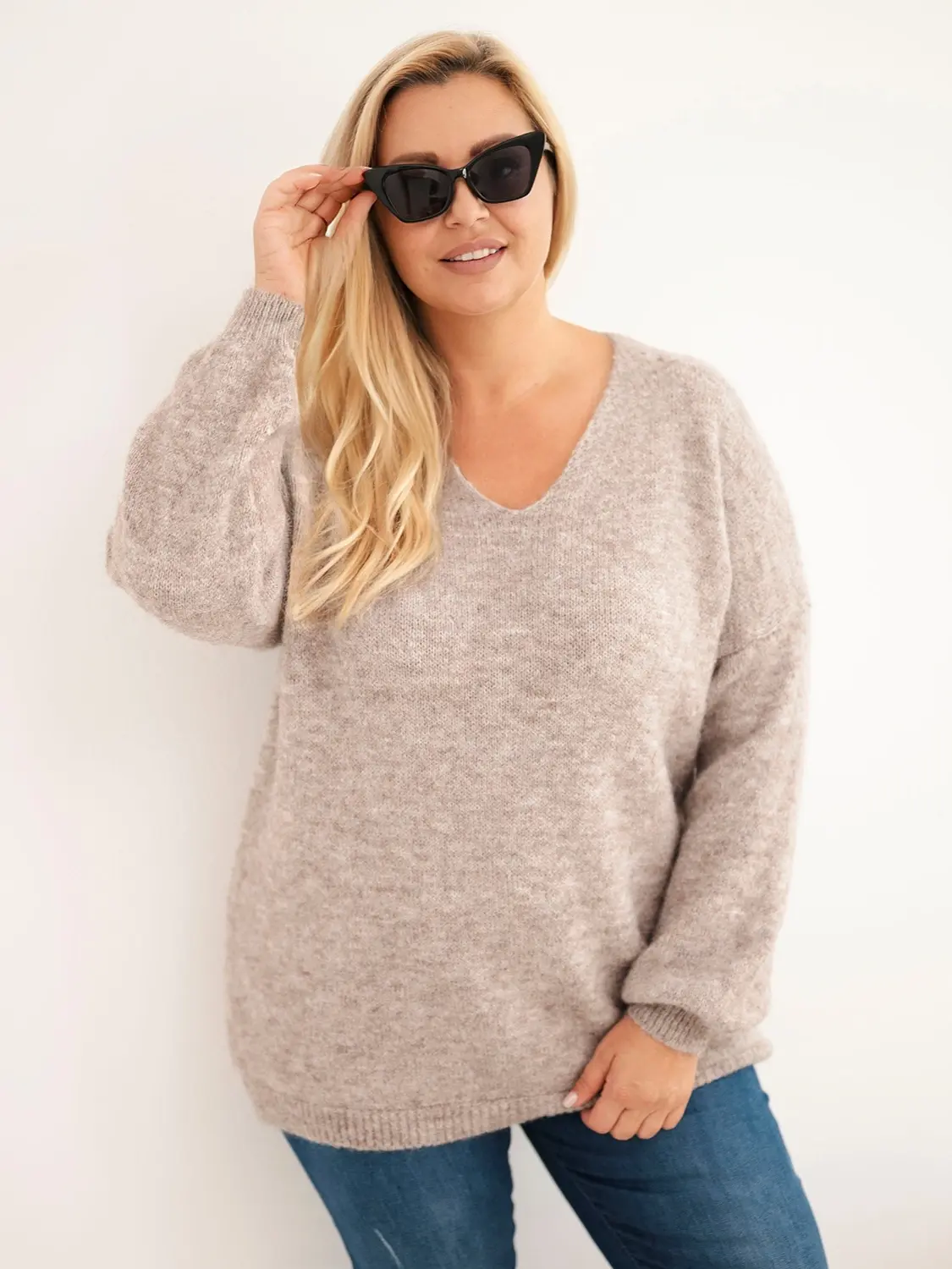 Plus size svetr s vlnou a výstřihem do V