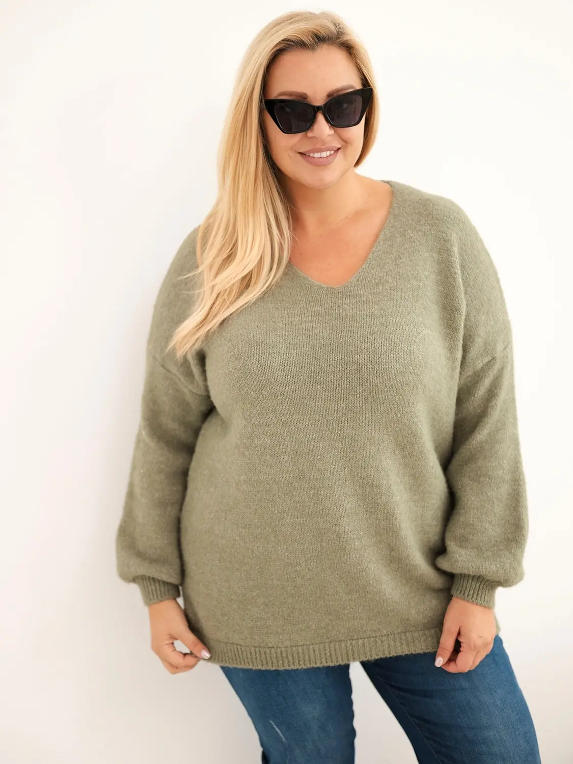 Plus size svetr s v-výstřihem khaki