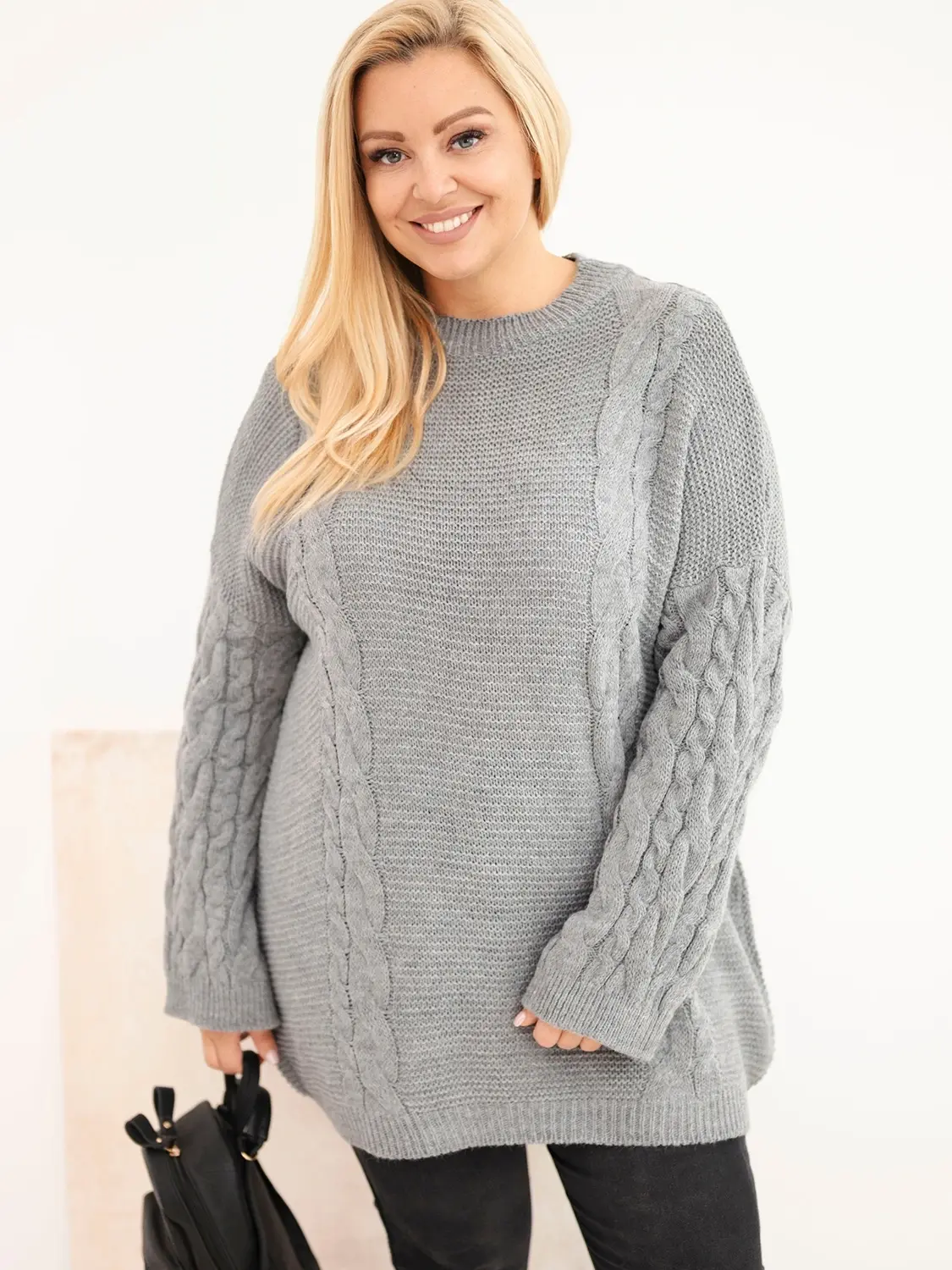 Plus size svetr s copánkovým vzorem, šedý