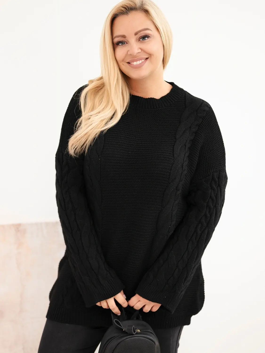 Plus Size dámský svetr s copánkovým vzorem černý