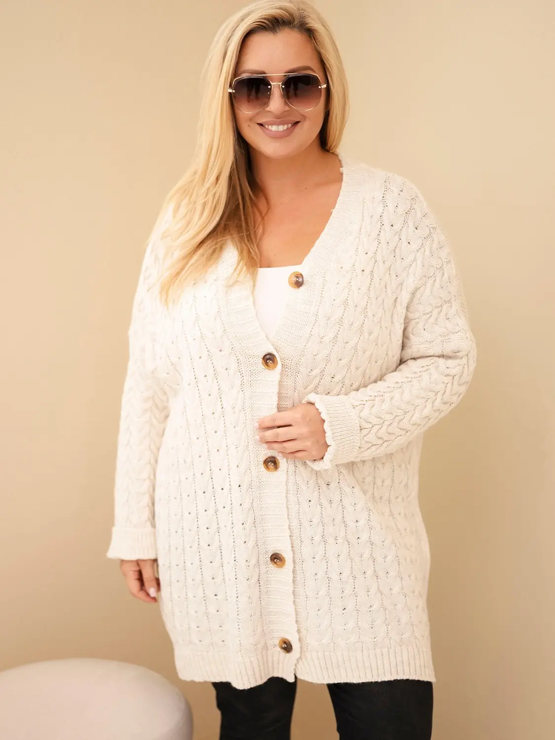 Plus Size cardigan s knoflíčky a vzorem béžový