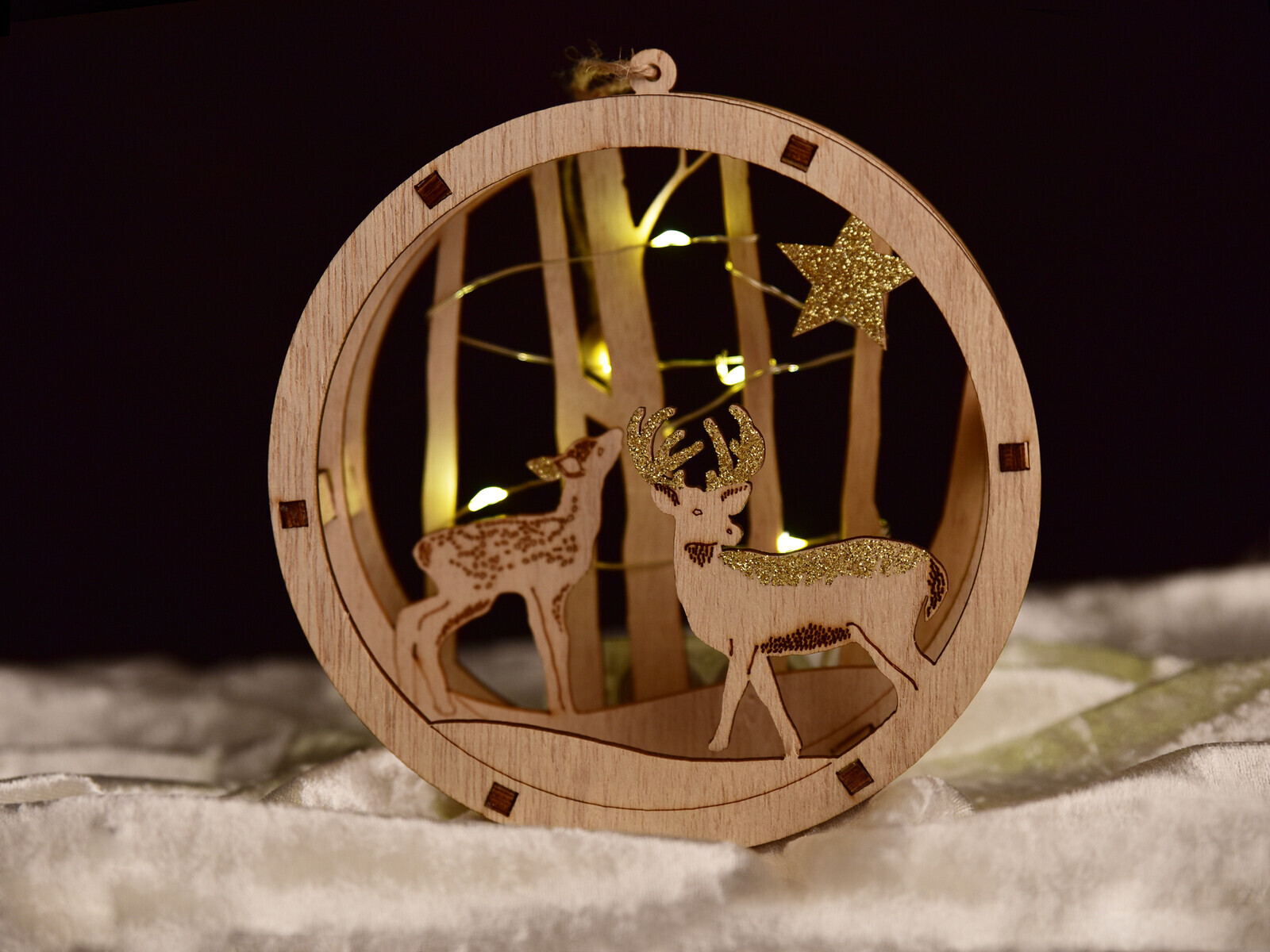 LESNÍ ZÁTIŠÍ SE SVĚTÝLKY | závěsná LED dekorace | Ø 15 cm