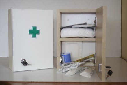 Lékárnička bílá dřevěná s náplní do 5 osob-ZM 05