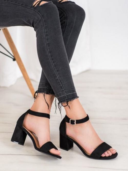Pěkné dámské černé  sandály na širokém podpatku