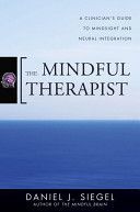 Mindful Therapist - A Clinician's Guide to Mindsight and Neural Integration (Siegel Daniel J.)(Pevná vazba)