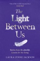 Light Between Us - Lessons from Heaven That Teach Us to Live Better in the Here and Now (Jackson Laura Lynne)(Paperback)