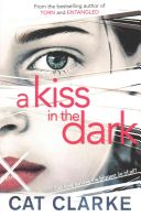 Kiss in the Dark (Clarke Cat)(Paperback)
