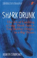 Shark Drunk - The Art of Catching a Large Shark from a Tiny Rubber Dinghy in a Big Ocean (Stroksnes Morten)(Paperback)