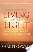 Living in the Light - Follow Your Inner Guidance to Create a New Life and a New World (Gawain Shakti)(Paperback)