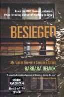 Besieged - Life Under Fire on a Sarajevo Street (Demick Barbara)(Paperback)